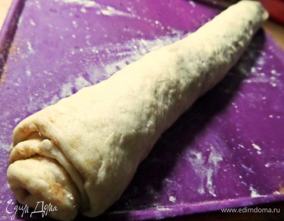 Свернуть в рулет. Тесто мягкое, хорошо растягивается.