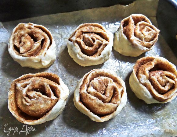 Формы застелить пергаментом и выставить на расстоянии заготовки. Оставить на расстойку на 15 — 20 минут.