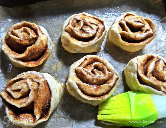 Смазать оставшимся взбитым яйцом.