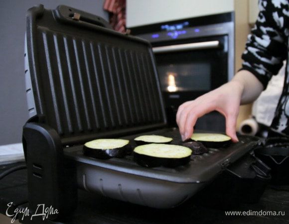 Приготовить баклажан на гриле и параллельно отварить гречку ТМ «Националь».