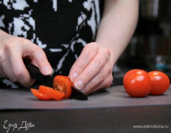 Нарезать помидоры и зеленый лук.