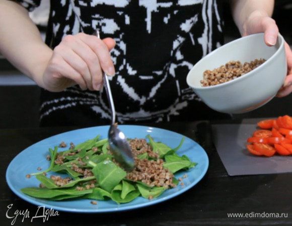 Сверху выложить отварную гречку.