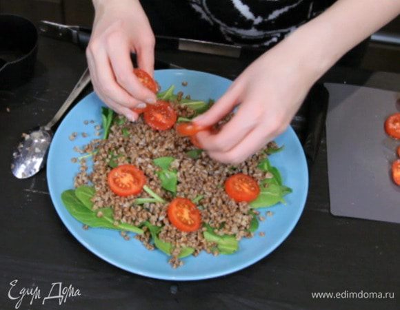 Затем — нарезанные помидоры.