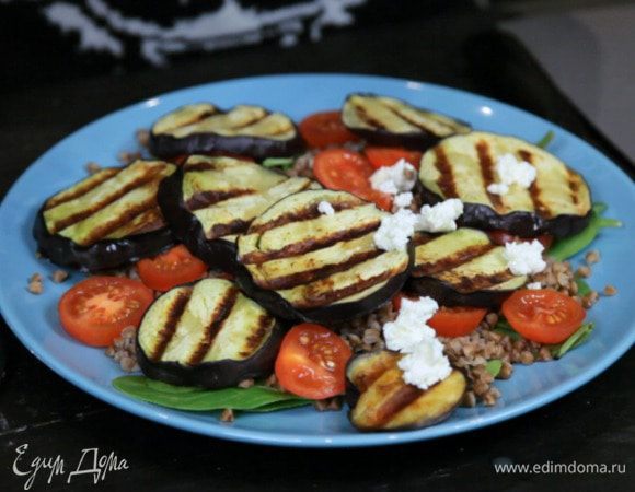 Сверху крошим мягкий сыр. Если не любите козий сыр, добавьте творожный сыр.