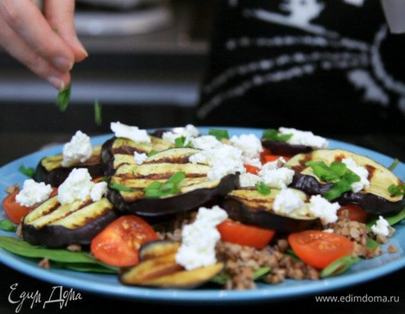 Посыпаем луком и орехами.