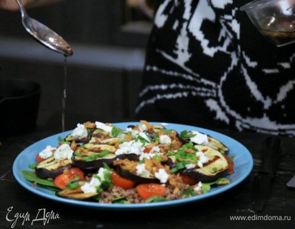 Сверху поливаем заправкой.