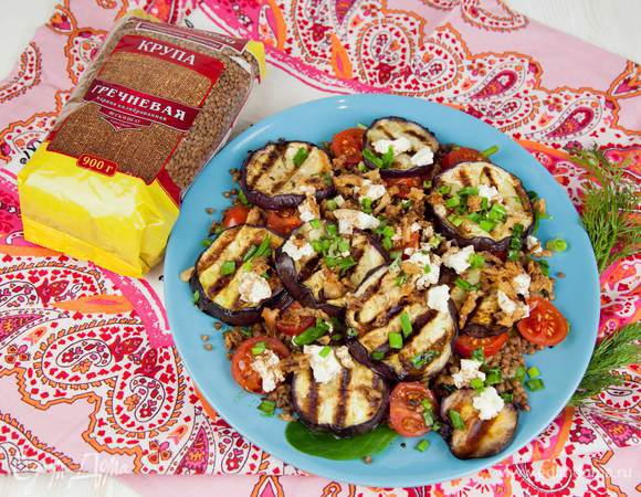 Салат готов. Его можно подать как на одном большом блюде, так и сразу сервировать по порциям. 