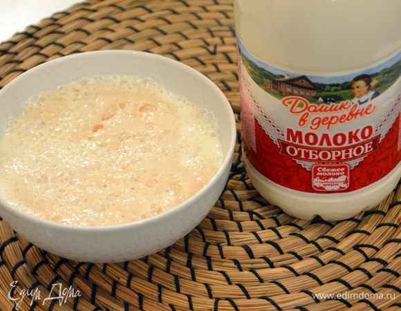 Сделать опару: в теплое молоко «Домик в деревне» всыпать сахар, дрожжи, перемешать и убрать в теплое место на 20 минут.