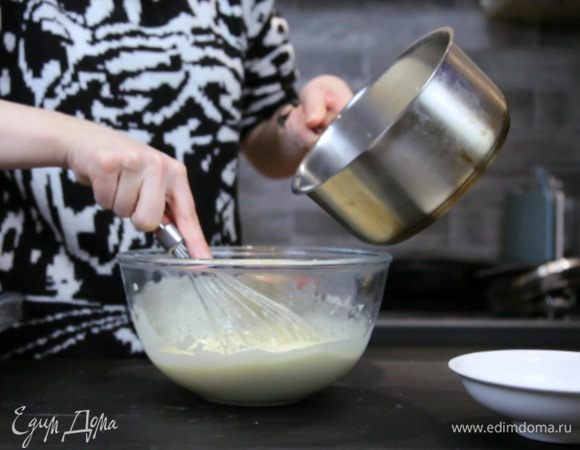 Нагреть молоко и, не переставая взбивать, ввести его в яичную массу.