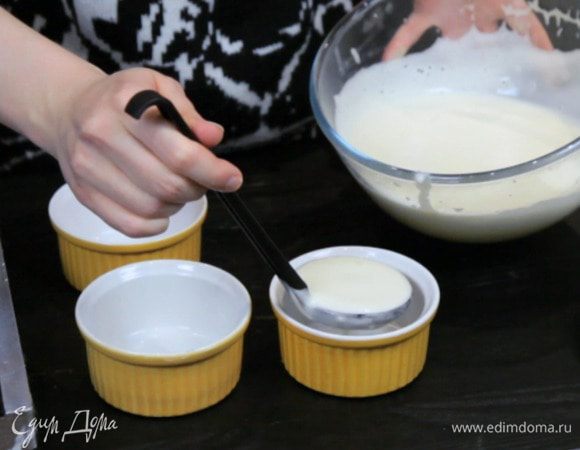 Разлить массу по формочкам. Старайтесь распределить кускус равномерно. 