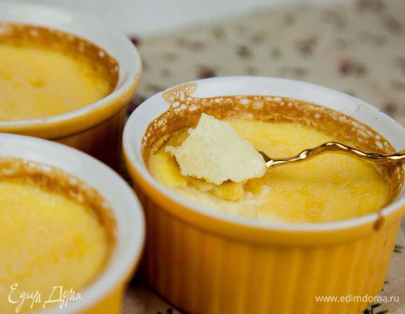 Запекать при 140°С 30 минут. Может понадобиться и больше времени. У меня в высоких рамекинах на это ушло 50 минут. Масса должна схватиться.