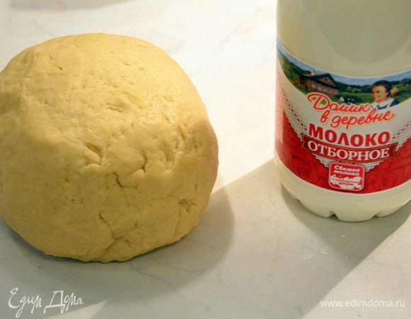 В опару добавить мягкое сливочное масло. Сперва добавить 600г муки, далее добавить муки столько, сколько возьмет. У меня ушло чуть больше 700 граммов муки. Такого количества теста хватает на форму 28 см. Замесить эластичное тесто. Накрыть полотенцем и дать отдохнуть.