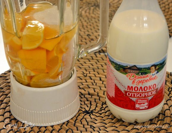 Для начинки: у лимонов удалить косточки, выложить в блендер, добавить сахар, мед, взбить до однородного состояния. У меня вышло примерно 600 г начинки (2 средних лимона и 1 маленький), по 200 г на каждый слой теста.