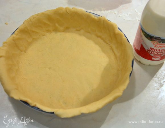 Тесто разделить на 4 части: 1 часть побольше и 3 одинаковые. Все части раскатать в тонкие круги. Ту, что побольше, выложить в форму, смазанную сливочным маслом, оставляя бортики.