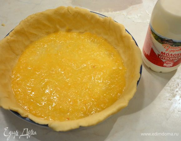 Вылить 1/3 начинки на тесто.