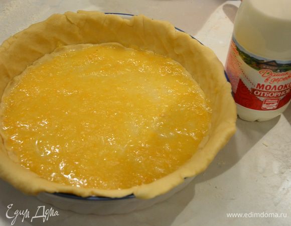 Вылить еще 1/3 начинки и снова сверху выложить круг теста.