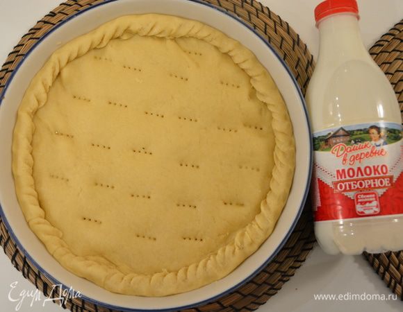 Накрыть последним кругом и защипать края. Проткнуть местами вилкой, чтобы пирог не вздулся во время выпекания.