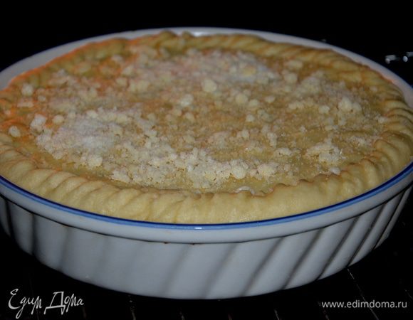 Крошка: растереть замороженное масло с сахаром и мукой в крошку. Выпекать сперва при 70°С 30 минут, посыпать крошкой, затем еще 30 минут при 200°С. Пирог поднимется и слегка подрумянится.