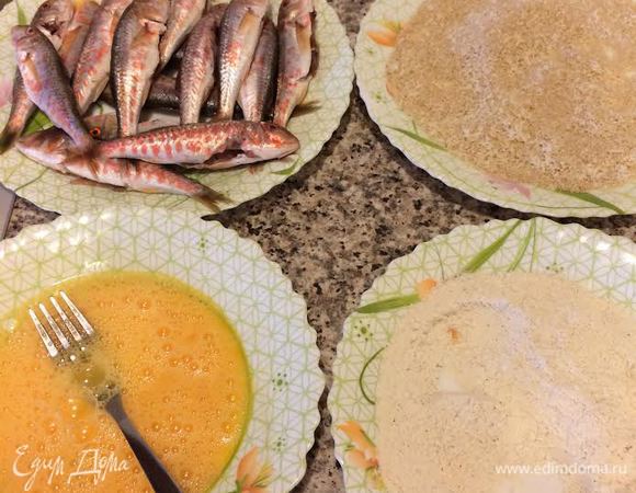 Барабульку вымыть, обсушить бумажным полотенцем. Яйцо слегка взбить. Паремезан натереть на мелкой терке и смешать с панировочными сухарями. Кукурузную муку смешать с солью и перцем.