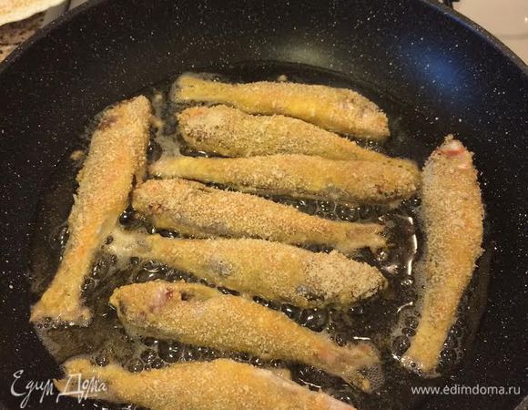 Жарить на сковороде в раскаленном масле с двух сторон до золотистой корочки.