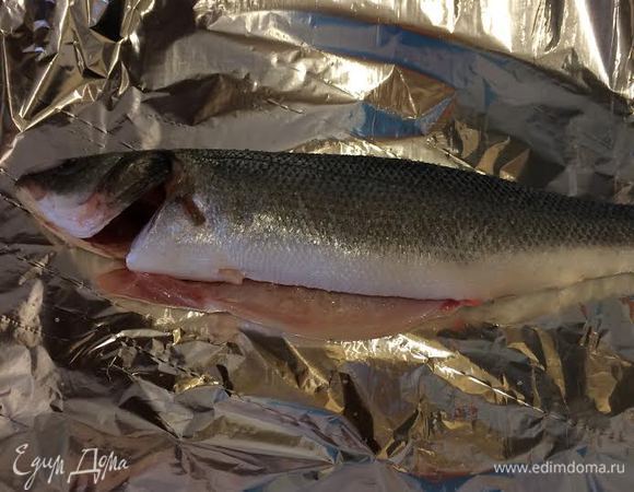 Рыбу вымыть, обсушить бумажным полотенцем и натереть солью.