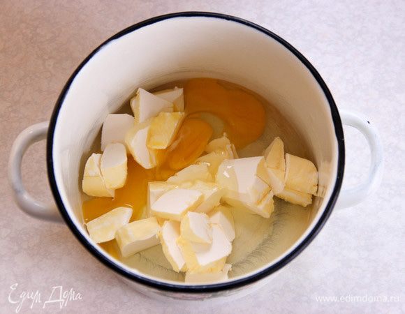 Нарезаем маргарин, выкладываем его в кастрюльку или миску, добавляем яйца.