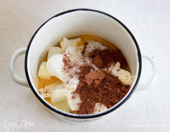 Туда же — сметану, какао-порошок, сахар, соду. Тщательно размешиваем (можно блендером).