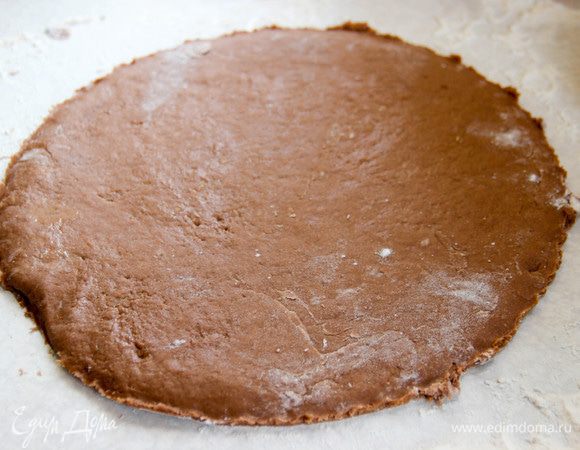 Раскатываем его в пласт толщиной 2 — 3 мм.