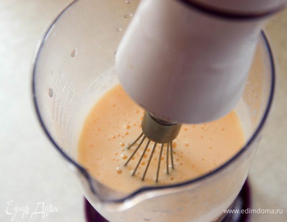 Займемся йогуртовым слоем. Желатин разведем в воде, оставляем на несколько минут. Когда он набухнет, размешаем, чтобы он полностью растворился. Добавляем его к йогурту и взбиваем блендером. 