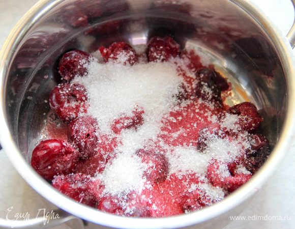 А теперь сделаем вишневое желе. Замачиваем желатин в воде. Вишню (у меня была замороженная) очистим от косточек. Засыпаем сахаром (по вкусу) и ставим на медленный огонь до закипания. Затем снимаем с плиты и даем постоять минут 10 — 15. 