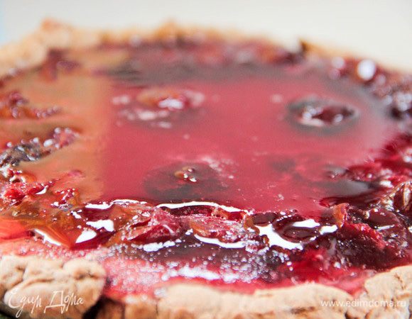 В еще горячий вишневый сироп выливаем набухший желатин и перемешиваем. Выливаем полученную смесь на йогуртовый слой и снова убираем в холодильник. 