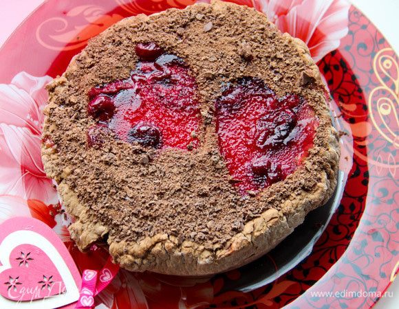 Когда верхний слой застынет, украсьте пирог по собственному желанию. Я использовала тертый шоколад, а поскольку выпечка праздничная, с помощью трафарета оставила «сердечки».