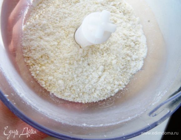 Смолоть орехи в блендере в муку, добавить пудру и смолоть еще раз. Вот такая мука с крупинками орешков нам нужна.