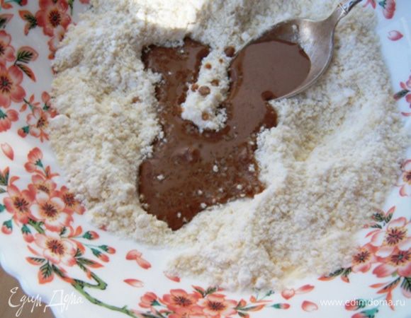 Добавить ликер, у меня свой https://www.edimdoma.ru/retsepty/93204-shokoladnyy-likerе перемешать, влить 1 ложку сока лимона. Смотрите по консистенции, вам может понадобиться  еще 1 полная столовая ложка или немного поменьше.