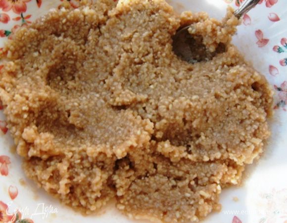 Вот такая паста, почти марципан. Если масса жидковата, добавьте сахарной пудры.