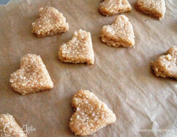 Формочкой вырежьте сердечки, обваляйте в какао и поставьте на холод на 20 минут.