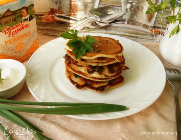 Кушать такие блинки вкуснее со сметаной.