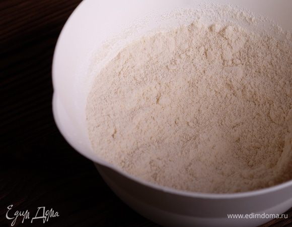 Духовку разогрейте либо до 150°С без конвекции, либо до 130°С с конвекцией. Смешайте вместе сахарную пудру и миндальную муку, тщательно перемешайте венчиком. Если у вас мука не ультратонкого помола, то смесь муки и пудры нужно просеять. При этом строго соблюдать количество граммов муки и пудры.