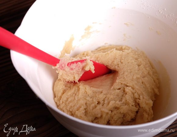 И тщательно перемешайте спатулой. Получится марципановая смесь. Отставьте ее в сторону.