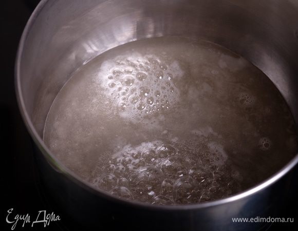 Приступаем к приготовлению итальянской меренги. Соединяем сахар с водой, ставим на средний огонь и дожидаемся, когда сироп закипит. Не мешать!