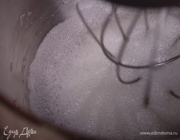 Когда температура сиропа достигнет 110°С, переводим скорость миксера на максимальную (если у вас ручной миксер) и на чуть ниже максимального (если мощный стационарный). Белок должен взбиться до средних пиков, то есть, как крепкая пивная пена. На фото еще немного недовзбитый белок.