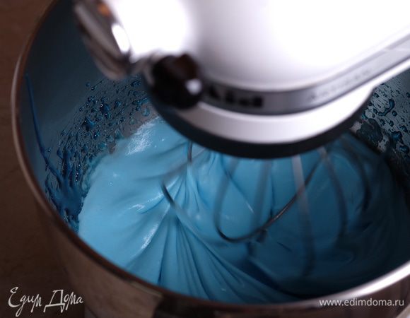 Сироп достиг температуры 117°С. Начинаем лить его по стенке чаши тонкой струйкой во взбивающиеся белки. Масса начнет густеть.