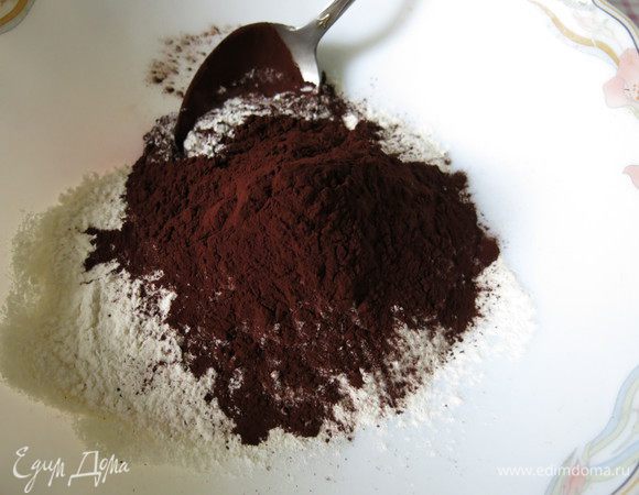 Соединяем какао (использовала темное, с ним получаются чуть красноватые вареники,  бархатные) и 1,5 стакана муки.