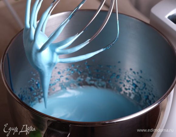 Взбиваем белки до состояния «мягкий клюв» — температура меренги должна быть 50°С (я меряю пирометром).