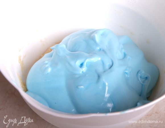 Добавляем готовую меренгу в марципановую смесь.