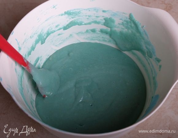 И перемешиваем спатулой до состояния «лента». То есть, смесь однородная, медленно стекает со спатулы. Мешать нужно не много (макаронаж станет очень жидким), но и не мало (неоднородный макаронаж тоже даст «брак»), мешать нужно достаточно. «Достаточность» определяется по вышеуказанной консистенции теста («лента») ну и просто приходит с опытом.