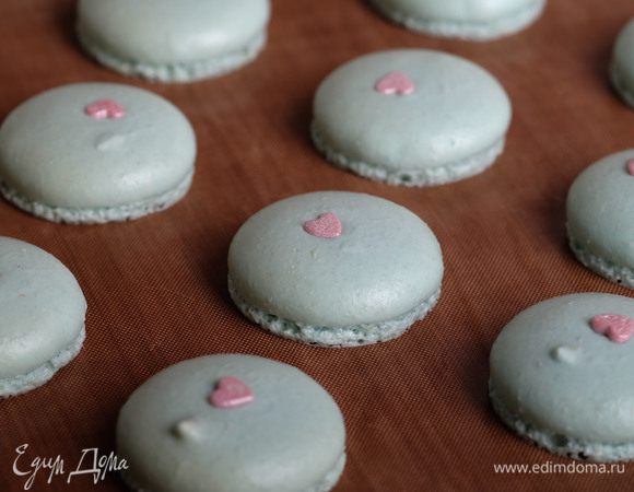 После того, как макарон отсадили, нужно постучать противень по столу — таким образом мы удаляем воздушные полости внутри половинок. Ставим в разогретую духовку (150°С без конвекции или 130°С с конвекцией) и выпекаем макарон до готовности. Я никогда не проверяю готовность теста «открыть-попробовать, снять-покрутить», потому что сразу после выпечки макарон НИКОГДА не отойдут от коврика, они должны остыть. Поэтому и про время выпекания я написала выше — только опытным путем, приноравливаясь к своей духовке.