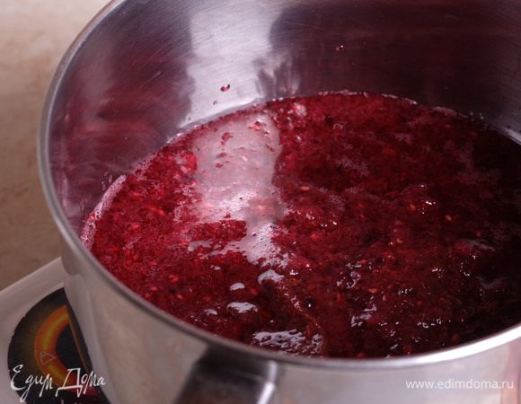 Готовим начинку для макарон с белым шоколадом и мармеладом из голубики. Размораживаем пюре из голубики.