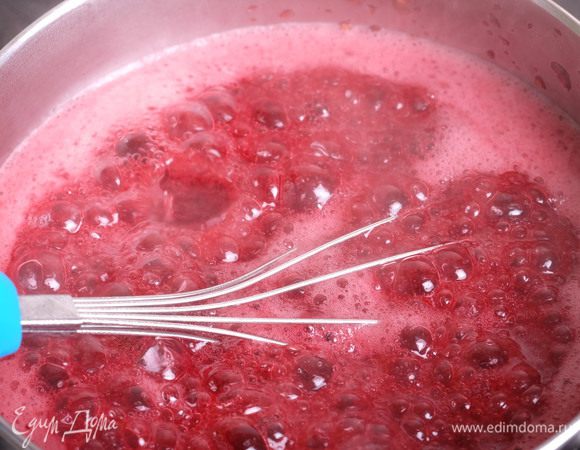 Сахар смешиваем с агар-агаром. Доводим пюре до кипения и всыпаем сахарную смесь тонкой струйкой, постоянно помешивая венчиком. Варим 2 минуты.