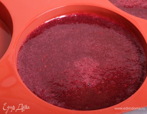 Разливаем мармелад по силиконовым формам (у меня силиконовая форма с круглыми выемками 16 см в диаметре) и оставляем при комнатной температуре до полного застывания. Для стабилизации мармелад лучше всего пару часов подержать в холодильнике.